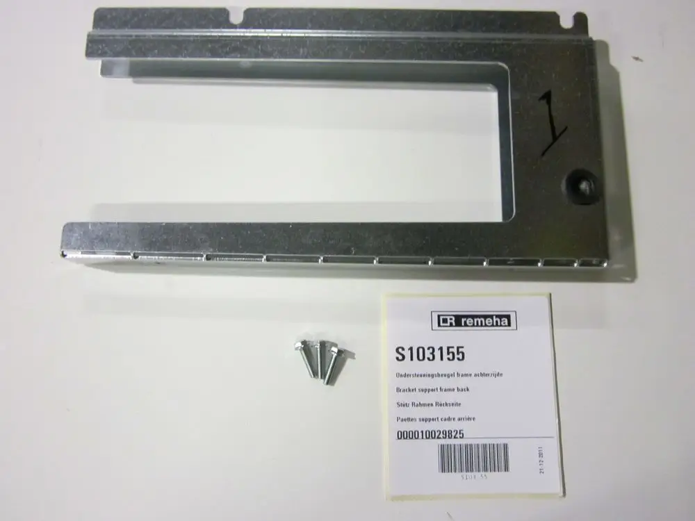 Stück Metallrahmen von Remeha mit Öffnung und Montagebohrungen. Dazu drei Schrauben und eine Produktkarte mit Artikelnummer.